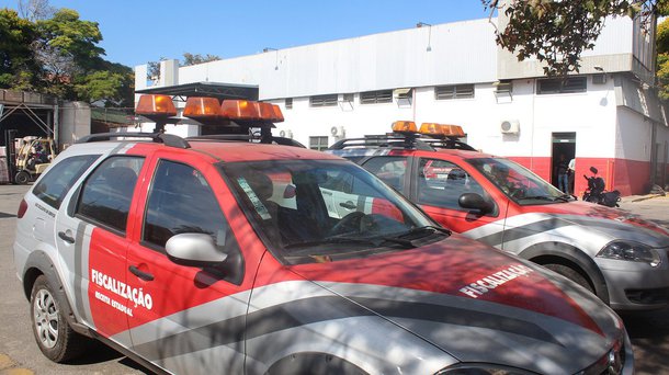 Uma força-tarefa do Comitê Interinstitucional de Recuperação de Ativos (CIRA), formada pela Secretaria de Estado de Fazenda, MPE, AGE e Polícia Civil, deflagrou a operação "Beija Lona", criada para desarticular um esquema de sonegação fiscal envolvendo empresas do setor de produção de lonas plásticas, sediadas em Ibirité e Contagem, cidades da Região Metropolitana de Belo Horizonte; levantamentos preliminares apontam que o prejuízo aos cofres públicos é superior a R$ 150 milhões em valores atualizados