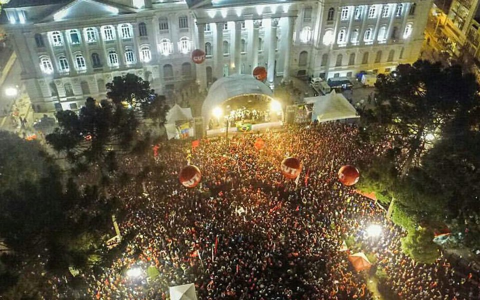 A verdade prevalecerá ante as calúnias e as difamações. O povo já sabe disso há muito tempo. Tanto que fez em Curitiba a maior manifestação de carinho e solidariedade ao presidente Lula vista nos últimos tempos