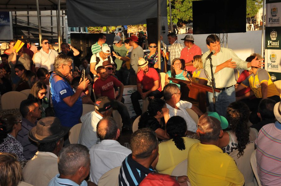 O governador Wellington Dias visitou a I Exposição Agropecuária de Joca Marques (ExpoJoca), que conta com o apoio do Governo do Estado; o chefe do executivo entregou kits de irrigação à produtores locais e autorizou obras para o município; para o governador, a ExpoJoca é uma ótima oportunidade para negócios e geração de renda; “Temos priorizado a segurança na agricultura, ofertando as condições de trabalhar com os kits, com forrageiras, a cilagem, ou seja, técnicas para aumentar a capacidade produtiva. Iremos continuar focados em ofertar as melhores condições para os trabalhadores”, destacou Wellington