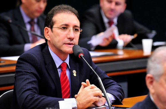 Único parlamentar cearense na Comissão Especial da Reforma da Previdência, na Câmara Federal, o deputado Adail Carneiro (PP-CE) votou contra os interesses do trabalhadores, apoiando a proposta do governo de Michel Temer, na reunião de ontem (3), que aprovou as mudanças nas regras da aposentadoria. O parecer do relator, deputado Arthur Maia (PPS-BA), recebeu 23 votos favoráveis e 14 contrários