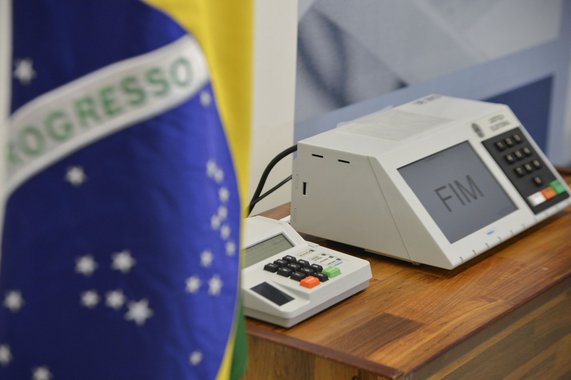 Prestes a ser implantado através da Reforma Política na Câmara dos Deputados, o distritão - que altera o sistema de votação do proporcional para majoritário – e o financiamento público de campanhas eleitorais, tem causado polêmica; a divergência sobre o tema pode ser percebida entre os deputados estaduais e federais por Alagoas