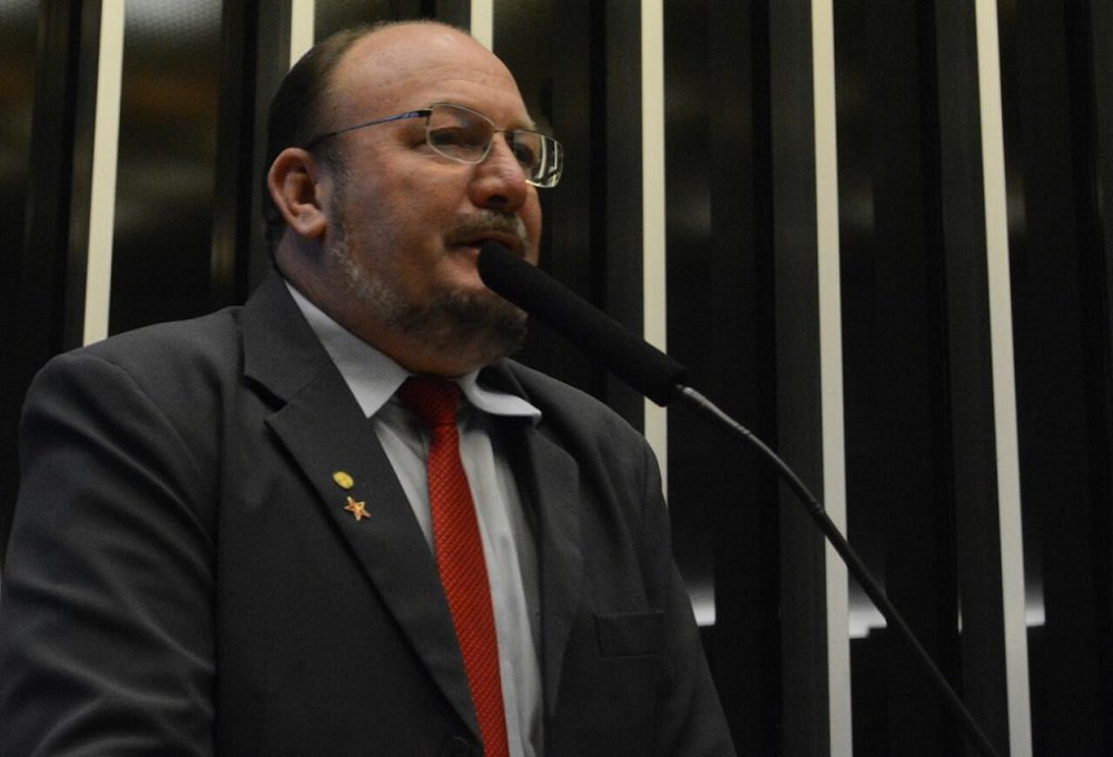 Um ano depois da sessão que votou pela admissibilidade do processo de impeachment da presidenta deposta Dilma Rousseff, o deputado federal João Daniel (PT/SE) lembrou que tudo que ele já dizia na tribuna da Câmara, desde os dias que antecederam a votação, está agora acontecendo;“Nós prevíamos tudo aquilo, que não era a retirada do mandato da presidenta Dilma. Era o início da fome do capital nacional e internacional sobre os direitos da classe trabalhadora e a acumulação de mais lucros daqueles que não conseguem se imaginar se não for com mais e mais lucros às custas do suor dos trabalhadores”, avaliou 