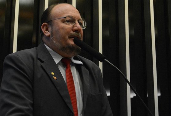 Um ano depois da sessão que votou pela admissibilidade do processo de impeachment da presidenta deposta Dilma Rousseff, o deputado federal João Daniel (PT/SE) lembrou que tudo que ele já dizia na tribuna da Câmara, desde os dias que antecederam a votação, está agora acontecendo;“Nós prevíamos tudo aquilo, que não era a retirada do mandato da presidenta Dilma. Era o início da fome do capital nacional e internacional sobre os direitos da classe trabalhadora e a acumulação de mais lucros daqueles que não conseguem se imaginar se não for com mais e mais lucros às custas do suor dos trabalhadores”, avaliou 