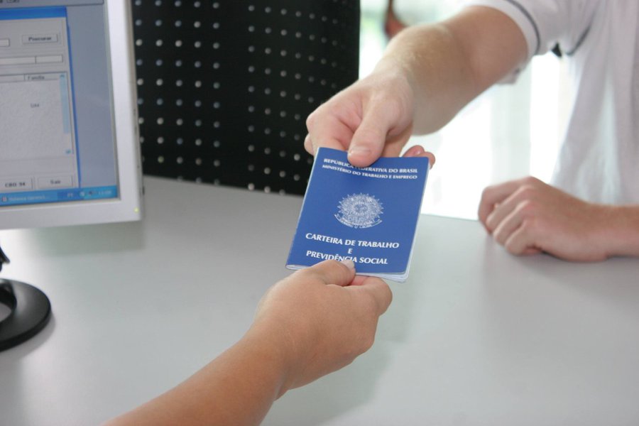 Em agosto, o número de novas vagas de trabalho com carteira assinada somou 35.457, conforme dados do Cadastro Geral de Empregados e Desempregados (Caged), divulgado nesta quinta-feira pelo Ministério do Trabalho e Emprego; segundo o Caged, agosto foi o quinto mês seguido com mais vagas de trabalho formal abertas do que fechadas no país; no mês anterior, julho, foram gerados mais 35.900 postos de trabalho com carteira assinada