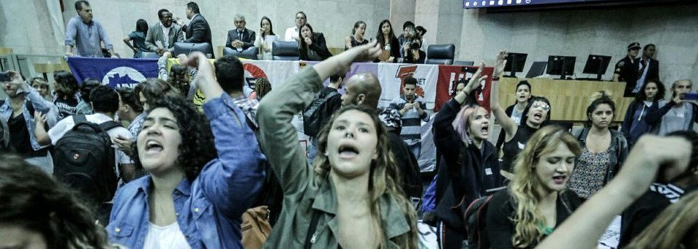 Estamos num momento crucial da história. Apesar do cansaço, do desânimo, da Globo, temos que lutar, lutar e lutar e derrotar a quadrilha que se assenhorou do poder. Não há outra alternativa
