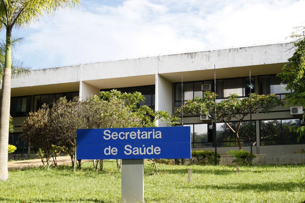 O Ministério Público de Contas do DF (MPC/DF) encaminhou uma representação ao TCDF, para investigar possíveis irregularidades, ocorridas no âmbito da Secretaria de Saúde do DF, quanto ao pagamento em excesso de horas extras decorrentes de desvio de função de técnicos em radiologia; segundo apurou o MP de contas, apenas com horas extras devidas a esses profissionais foram pagos aproximadamente R$ 1,9 milhão em 2015 e R$ 1,2 milhão em 2016