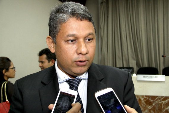 O presidente do diretório estadual do PT, Augusto Lobato, e o presidente do diretório municipal do partido em São Luís, vereador Honorato Fernandes (foto), repudiam o ataque, a depredação e a tentativa de invasão da sede de seu diretório estadual, na madrugada desta quinta-feira, por volta das 2h10, por 8 homens; "Não serão atos de intolerância que nos calarão. Continuaremos na luta pelo direitos dos trabalhadores e trabalhadoras, contra a intolerância, ódio e em busca de um país justo e de todos", dizem os líderes petistas e nota