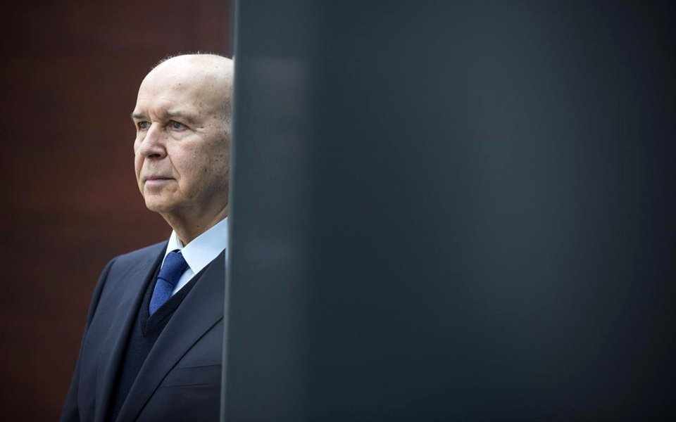 Para o professores da Universidade de Coimbra José Joaquim Gomes Canotilho (foto) e Nuno Brandão, os acordos de delação premiada firmados pelo ex-diretor da Petrobras Paulo Roberto Costa e pelo doleiro Alberto Youssef na operação Lava Jato são "ostensivamente ilegais e inconstitucionais" e, por isso, não devem ser aceitos por Portugal, sob pena de se "atentar contra a ordem pública" do Estado lusitano; reportagem do portal Conjur