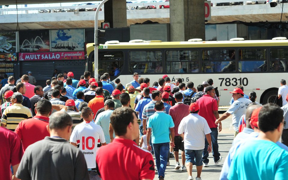 Uma greve-relâmpago, organizada por rodoviários, pegou de surpresa os moradores do Distrito Federal; devido à falta de circulação de ônibus, o trânsito ficou bem mais intenso no sentido Plano Piloto, e as paradas de ônibus lotadas; a categoria pede reajuste salarial de 10%