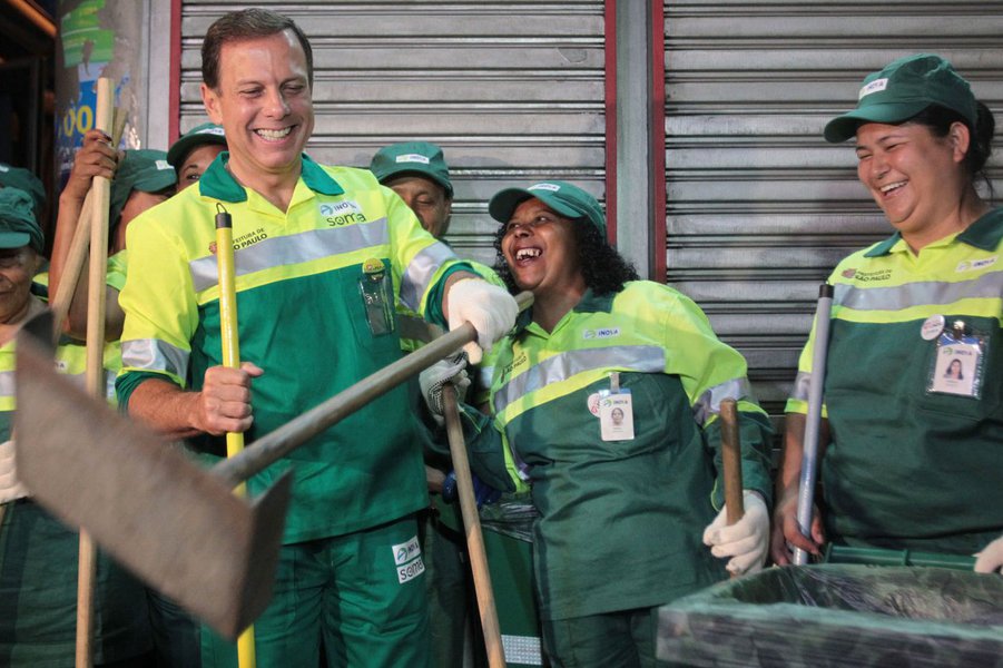 'O presidente do Tribunal de Contas do Município, Roberto Braguim, tem sobre sua mesa um ofício que pode se transformar no primeiro grande abacaxi de João Doria na Prefeitura de São Paulo', escreve Joaquim de Carvalho, no Diário do Centro do Mundo; os consórcios Soma – Soluções e Meio Ambiente e Inova – São Paulo Ambiental são responsáveis pela maior parte dos serviços de limpeza na capital; o contrato com as duas empresas já venceu, mas elas continuam prestando serviços; é que, no final do ano passado, ainda no governo de Fernando Haddad, o contrato foi prorrogado por doze meses, ao custo de mais de R$ 700 milhões