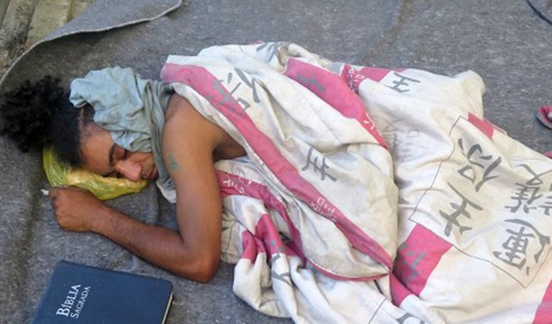 Quem tem memória e não é preconceituoso, sabe que até o final de 2014 o número de moradores de rua era infinitamente menor do que atualmente. Por quer será? A resposta é uma só: o golpe, que trouxe com ele uma crise onde o pobre é o que mais sofre