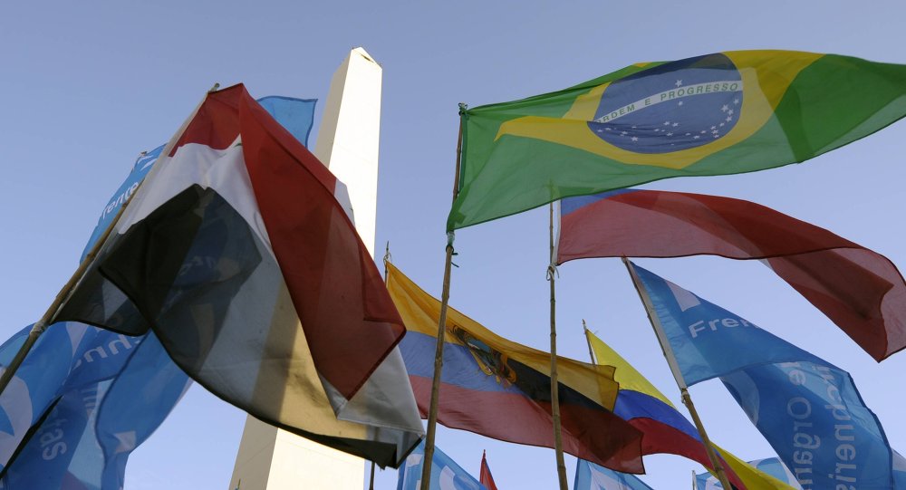 
O vice-ministro das Relações Exteriores da Argentina, Daniel Raimondi, em entrevista à Sputnik declarou que país quer que a Rússia exerça um papel de liderança nos fóruns internacionais que acontecerão na região; "Estamos muito interessados em ter uma participação ativa e de alto nível da Federação Russa", disse o diplomata argentino
