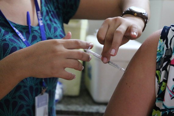 Desde o último dia 30 de março, 100 mil doses da vacina contra febre amarela já foram distribuídas entre as unidades de referências, das 400 mil unidades disponibilizadas na central municipal; técnicos da Secretaria Municipal da Saúde (SMS) já estudam a ampliação do número de unidades, que será feito de acordo com o cenário epidemiológico da capital baiana; o anúncio dos novos postos deverá acontecer até quarta-feira (5); a vacinação contra a doença continua sendo ofertada em 24 unidades de saúde de referência em Salvador, de segunda a sexta-feira, das 8 às 17 horas
