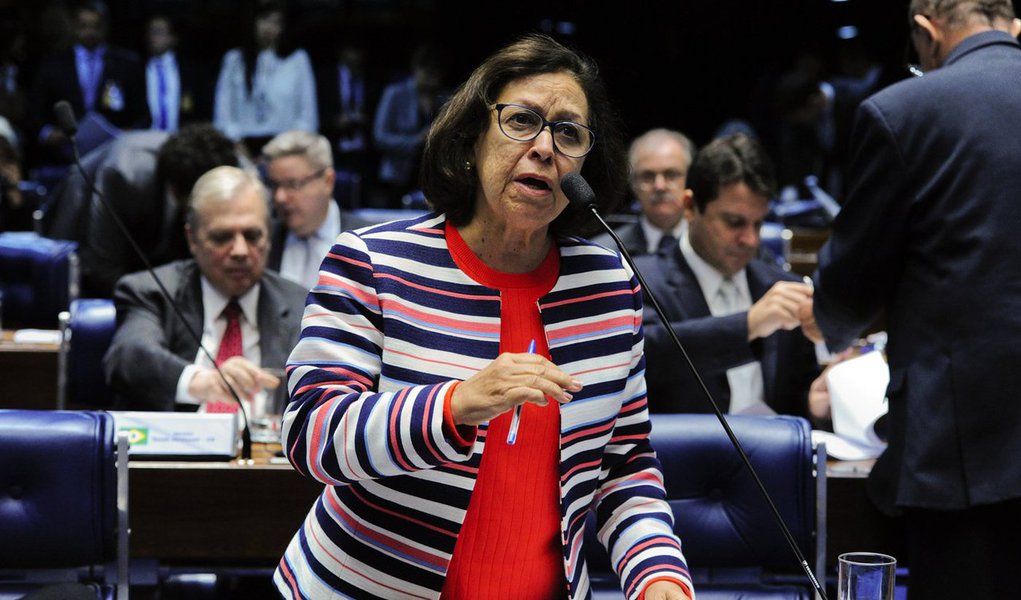 Líder do PSB no Senado, Lídice da Mata (BA), usou as redes sociais para comentar a votação da segunda denúncia contra Michel Temer, acusado de obstrução da Justiça e organização criminosa pela PGR; segundo ela, 'o maior desejo do povo brasileiro é colocar Michel Temer para fora da Presidência da República'; Lídice disse, ainda, que o "ilegítimo" se livrou (da primeira denúncia), após uma negociação com deputados, liberando recursos que são do povo brasileiro, através de emendas parlamentares e entregas de cargos, além de "negociar com ruralistas portaria que dificulta o combate escravo no Brasil" 