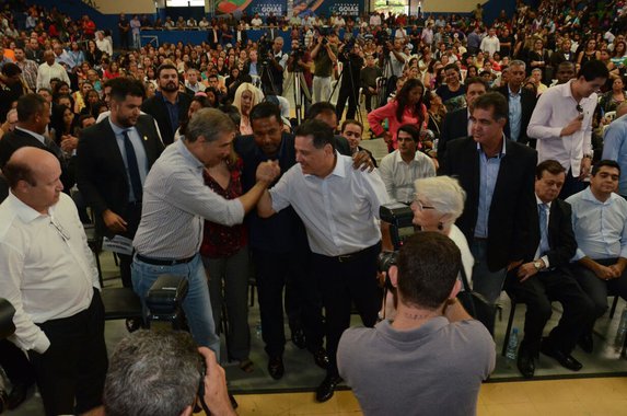 O governador Marconi Perillo começou nesta quarta-feira a percorrer os municípios goianos para fazer iniciar a implementação do programa Goiás na Frente; governo dividiu os 246 municípios em 11 regiões; Encontros Regionais começam, hoje, por Cidade Ocidental e Posse, seguida de Ipameri e Goiatuba (9/5), Mozarlândia e Jaraguá (10/5), Guapó (11/5), Planaltina e Uruaçu (15/5), Jussara e Jataí (16/5); lançado no dia 30 de março deste ano, o Goiás na Frente, maior programa da história de Goiás em volume de recursos a serem investidos (R$ 9 bilhões), é resultado do planejamento administrativo e das medidas de austeridade fiscal adotadas por Marconi