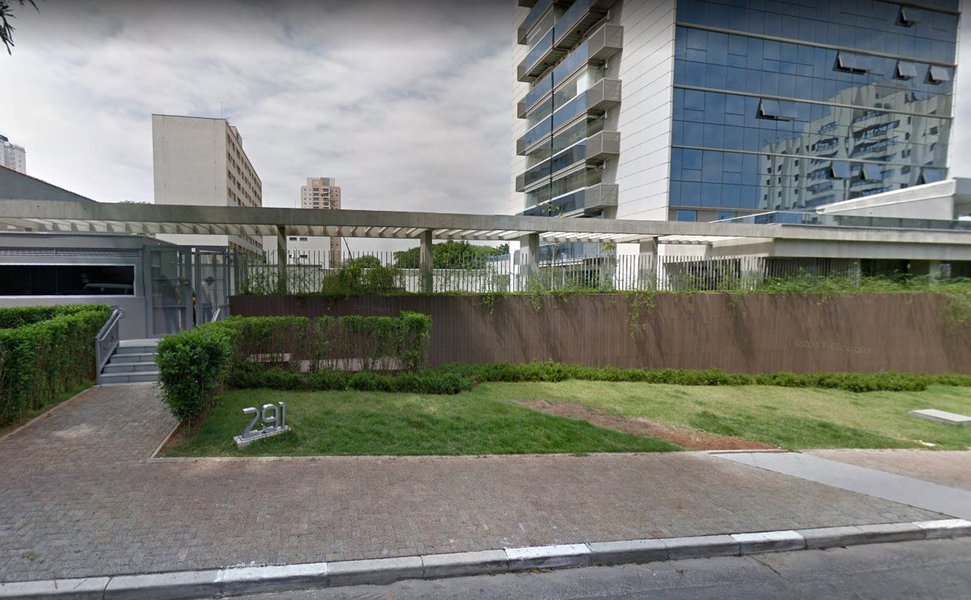 Vídeo publicado pela vereadora paulistana Juliana Cardoso (PT-SP) mostra que a empresa Sinergia, fabricante da ração humana que o prefeito João Doria quer servir nas escolas, está registrada em um endereço residencial; nesta quinta (19), o Ministério Público paulista instaurou procedimento para apurar o uso da ração humana na merenda escolar e nos centros de acolhida para população em situação de rua; “Estou curiosa para entender o que é essa farinha e a gente chega aqui e não existe a empresa, é um prédio residencial", diz Juliana, no vídeo
