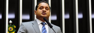 Em pronunciamento no plenário da Câmara Federal, o líder da bancada do PDT, deputado Weverton Rocha, denunciou os cortes milionário no Fundeb nos estado do Maranhão, Ceará, Bahia e Paraíba, o que em seu entendimentos vai dificultar até mesmo o pagamento dos salários dos professores; segundo o parlamentar, o governo federal cortou no mês de abril R$ 224 milhões de recursos para a educação no Maranhão, referentes à devolução de repasses adiantados em dezembro de 2016 ao estado e aos municípios