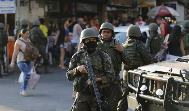 As seis escolas municipais, duas creches e o Espaço de Desenvolvimento Infantil da Rocinha não abriram mais uma vez nesta terça-feira; segundo a Secretaria Municipal de Educação, 4,2 mil estudantes estão sem aulas por causa da proximidade das escolas com situações de risco, mais de 3 mil deles na Rocinha; a Rocinha recebe operações policiais desde segunda-feira da semana passada, após o confronto entre grupos criminosos ter desencadeado tiroteios no dia 17 de setembro. Desde a última sexta (22), as Forças Armadas atuam no entorno da comunidade