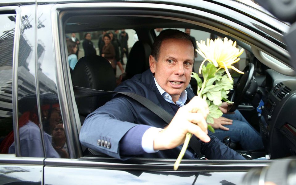 A grosseria do prefeito de São Paulo, João Doria (PSDB), que atirou no chão uma flor entregue por uma ciclista, que fazia uma homenagem às pessoas que perderam a vida andando de bicicleta na cidade, demonstrou a verdadeira natureza do tucano, avalia o colunista Alex Solnik; "Conseguiu, com isso, revelar a personalidade autoritária de quem não tem a menor disposição para o diálogo, muito menos bom humor e muito menos ainda respeito aos cidadãos", escreve; "Pela primeira vez Dória, que se apresentou na campanha como “médico”, mostrou em público seu lado 'monstro'", completa Solnik