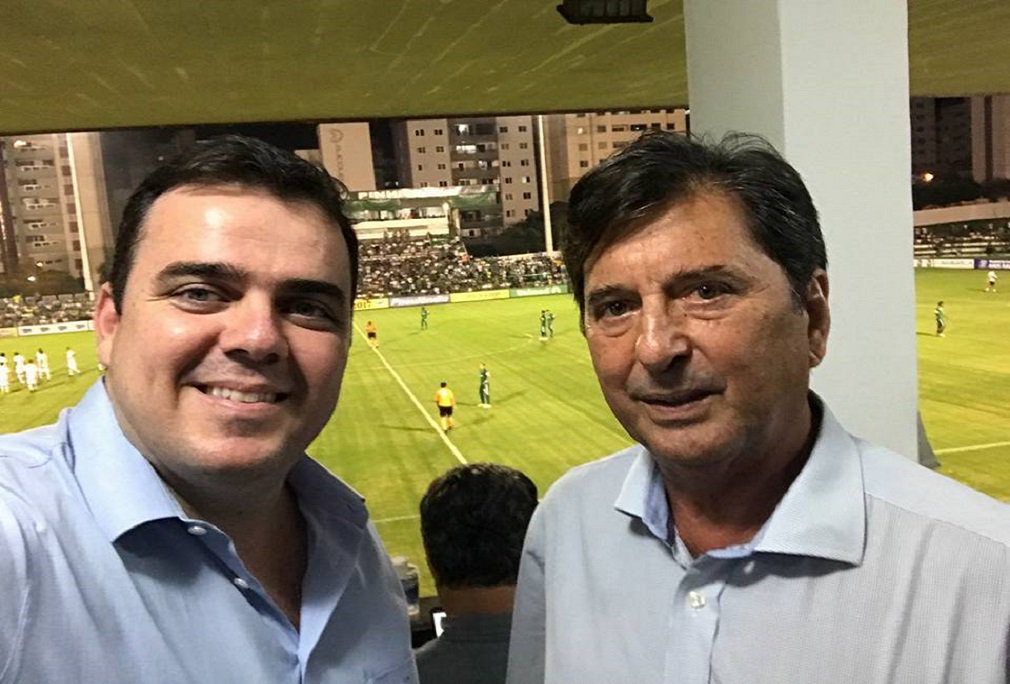 Os prefeitos do PMDB goiano não estão lá muito empolgados com o cenário envolvendo Michel Temer, alvo de denúncias acusado de cometer diversos crimes; em entrevista à coluna Giro, de O Popular, o prefeito de Aparecida de Goiânia, Gustavo Mendanha, demonstrou pouco entusiasmo com Temer. "A situação está cada vez mais difícil para o presidente. A saída de Sandro Mabel foi mais uma prova disso", afirmou Mendanha "Espero apenas que, em caso de novas eleições (diretas ou não), o próximo presidente não pense só na sua reeleição em 2018 e promova as reformas necessárias ao País", disse
