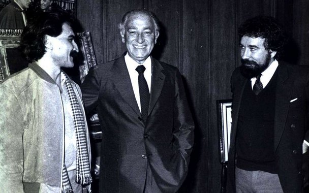 "No auge da luta pela redemocratização do Brasil, nos anos oitenta, nós nos tornamos amigos. Belchior foi um ativo participante de shows e atos pelo fim da ditadura militar e pelas eleições diretas para presidente da República. Nunca cobrava um tostão, nem mesmo as passagens de avião e estadias em hotéis", lembra o escritor Fernando Morais, em sua homenagem a um dos maiores poetas do Brasil