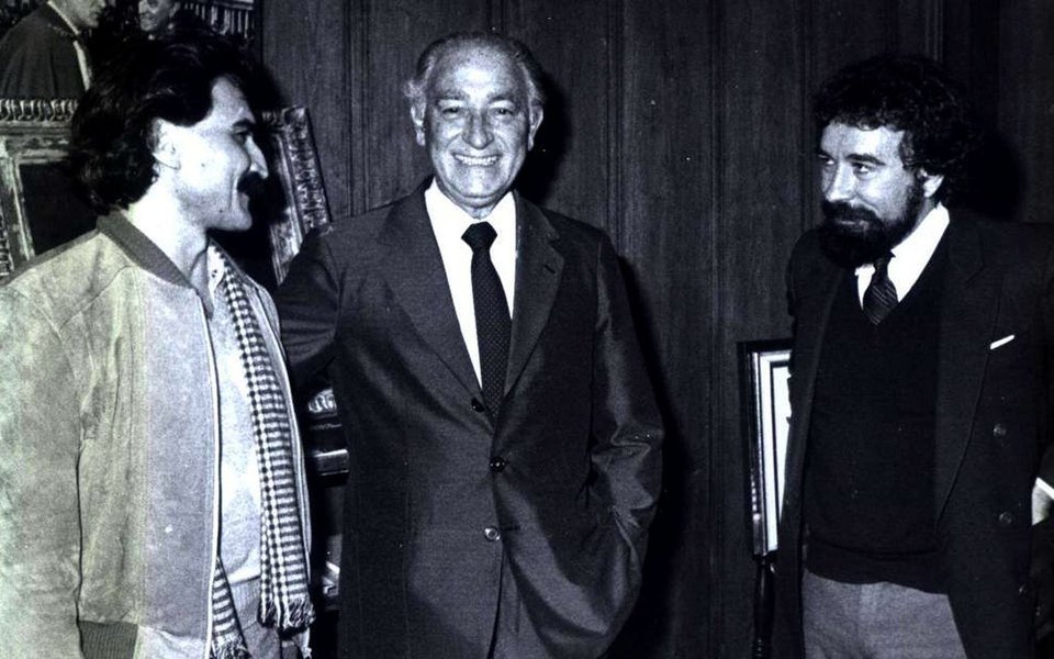 "No auge da luta pela redemocratização do Brasil, nos anos oitenta, nós nos tornamos amigos. Belchior foi um ativo participante de shows e atos pelo fim da ditadura militar e pelas eleições diretas para presidente da República. Nunca cobrava um tostão, nem mesmo as passagens de avião e estadias em hotéis", lembra o escritor Fernando Morais, em sua homenagem a um dos maiores poetas do Brasil