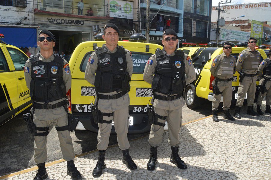 O programa Força Tarefa, da Secretaria de Segurança Pública (SSP), reduziu em 77% os roubos a residências e em 72% os assaltos a coletivos urbanos em Maceió; em dois meses de atuação, programa que amplia presença da polícia nas ruas conseguiu reduzir ainda os assaltos em estabelecimentos comerciais; atuação também ocorre em cidades do interior