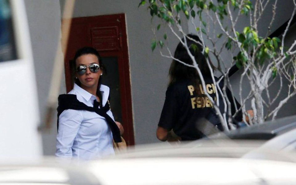 juiz da da 7ª Vara Federal Criminal do Rio, Marcelo Bretas, expediu alvará de soltura da ex-primeira-dama do Estado do Rio de Janeiro Adriana Ancelmo; Adriana, que é mulher do ex-governador Sérgio Cabral, está presa desde dezembro do ano passado na ala feminina de Bangu 8 pelos crimes de organização criminosa, corrupção passiva e lavagem de dinheiro; "Ante a informação prestada pela Polícia Federal, expeça-se o alvará de soltura para fins de prisão domiciliar, devendo a acusada assinar o termo de compromisso de que cumprirá todas as condições ali descritas, sob pena de imediato retorno à custódia preventiva no Sistema Prisional", disse Bretas em sua decisão