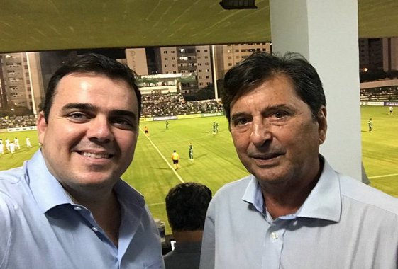 Os prefeitos do PMDB goiano não estão lá muito empolgados com o cenário envolvendo Michel Temer, alvo de denúncias acusado de cometer diversos crimes; em entrevista à coluna Giro, de O Popular, o prefeito de Aparecida de Goiânia, Gustavo Mendanha, demonstrou pouco entusiasmo com Temer. "A situação está cada vez mais difícil para o presidente. A saída de Sandro Mabel foi mais uma prova disso", afirmou Mendanha "Espero apenas que, em caso de novas eleições (diretas ou não), o próximo presidente não pense só na sua reeleição em 2018 e promova as reformas necessárias ao País", disse