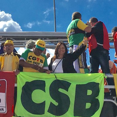 Presente ao 'Ocupa Brasília', na tarde desta quarta-feira, a líder do PCdoB na Câmara dos Deputados, Alice Portugal (foto), criticou a repressão policial contra os mais de 150 mil manifestantes; "Esta foi a manifestação mais importante da história recente do Brasil. Não está apenas a Polícia Militar do DF nas ruas, mas também a Força Nacional e o Exército. A situação está muito grave, muita gente machucada. O senhor Michel Temer se reuniu ontem com o ministro da Defesa para exigir esta repressão em massa", denuncia a deputada baiana