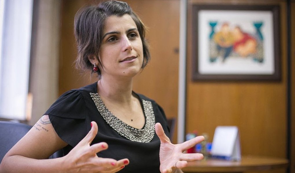 Em entrevista ao Sul21, a deputada estadual Manuela D'Ávila, apontada pelo PCdoB gaúcho como um nome para disputar o Palácio Piratini, critica a administração de José Ivo Sartori (PMDB); para ela, o centro de um programa para o Rio Grande do Sul passa por um projeto de desenvolvimento para o Estado, o que implica debater para quê serve o Estado e a quem ele deve servir; "Sartori só tem um projeto de cortes, totalmente desvinculado de qualquer projeto de desenvolvimento. O plano de recuperação fiscal prevê 20 anos sem contratação de servidores. Como assim, ficar 20 anos sem contratar professores e brigadianos, só para citar essas duas áreas?", questiona