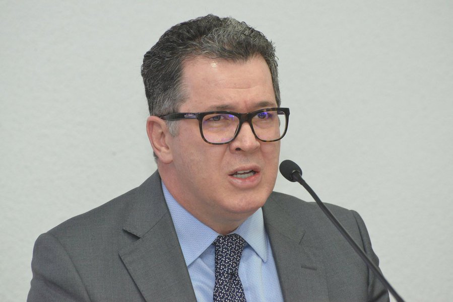 O secretário estadual da Fazenda, João Furtado, afirmou que a força da economia do Estado e do planejamento do governo estadual mantém é o que mantém Goiás entre os líderes na geração de empregos, garante investimentos públicos e privados em todas as áreas e a administração estadual mantém a folha do funcionalismo e os serviços públicos rigorosamente em dia; o titular da pasta definiu a situação econômica e fiscal como favorável, marcada pelo empreendedorismo, pelos investimentos do Goiás na Frente e pelas medidas de austeridade fiscal; Furtado disse que o Estado “vai bem e a situação econômica é positiva”