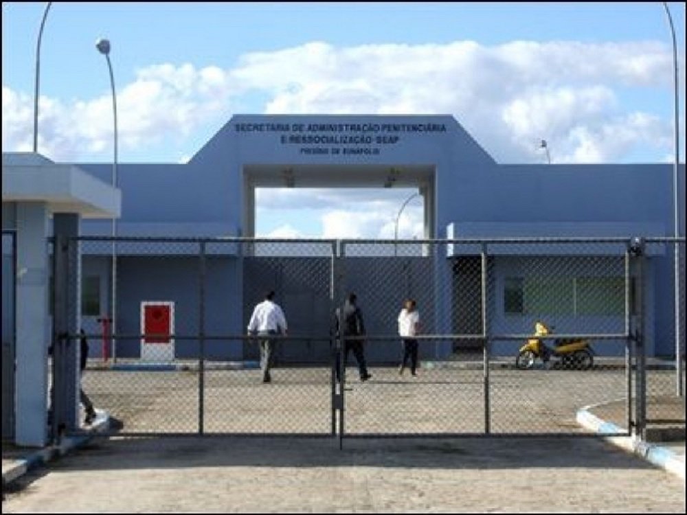 O coordenador de Segurança do Conjunto Penal de Eunápolis (CPE), Sydiney de Aguiar Almeida, foi preso em flagrante nesta terça-feira enquanto recebia R$ 5 mil que ele cobrou para transferir um detento de uma ala para outra, dentro do CPE; segundo o Ministério Público, a prisão foi fruto de uma operação do órgão, em conjunto com a Secretaria de Administração Penitenciária e de Ressocialização e as polícias Militar e Civil; além da prisão, foi cumprido um mandado de busca e apreensão na residência do coordenador de Segurança do conjunto penal