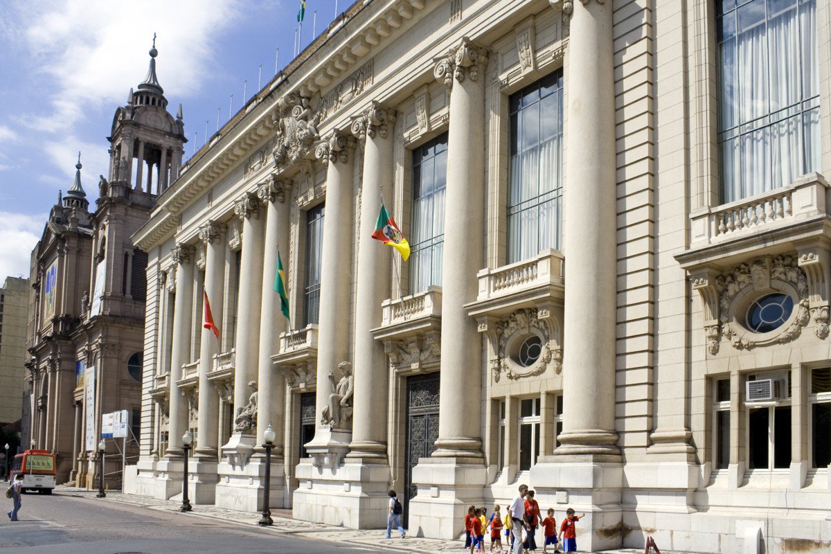 O governador José Ivo Sartori assina, nesta quinta-feira (6), o decreto que institui o Sistema de Segurança Integrada com Municípios do Rio Grande do Sul (SIM/RS); de acordo com o governo, o objetivo do decreto é capitanear a criação e execução de políticas de gestão integrada e complementar para o setor