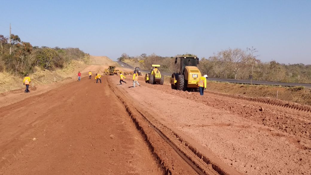 Por determinação do governador Marconi Perillo, a Agência Goiana de Transportes e Obras (Agetop) retomou a duplicação dos 48 quilômetros da rodovia estadual GO-213, que liga Morrinhos a Caldas Novas; recursos são do orçamento do Programa Goiás na Frente e o investimento total é de R$ 152 milhões; no momento, homens e máquinas executam serviço de terraplanagem e preparam o terreno para receber pavimentação; rodovia estadual GO-213 é estratégica para o desenvolvimento econômico da região e do Estado, com destaque para o turismo 