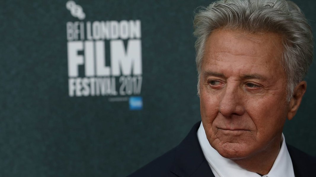 Em artigo, mulher acusa o ator de tocá-la sem seu consentimento no set de A Morte do Caixeiro Viajante, em 1985; Dustin Hoffman respondeu: “Tenho o maior respeito pelas mulheres e me sinto terrível que qualquer coisa que eu possa ter feito a colocou em uma situação desconfortável. Sinto muito”
