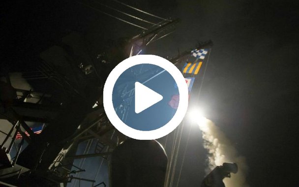 Forças militares dos Estados Unidos lançaram nesta quinta-feira (6) dezenas de mísseis de cruzeiro contra um aeroporto na Síria, o que representa o primeiro ataque direto americano contra o governo do presidente Bashar Al Assad desde que começou a guerra civil nesse país