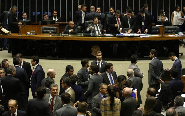 Parte da base governista reagiu mal ao projeto do governo Michel Temer de incluir a Chesf e Furnas nos planos de privatização da Eletrobras. Também existe uma insatisfação de parlamentares da Região Norte, que também não desejam que a Eletronorte seja incluída nos planos de privatização do setor elétrico; especulação é que a Chesf e Furnas sirvam como uma espécie de moeda de troca nas negociações pela aprovação da reforma da Previdência, bem como da própria privatização da Eletrobras