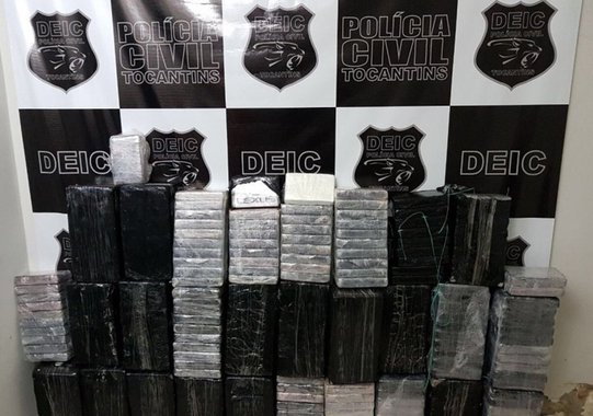 A Polícia Civil apreendeu 320 quilos de cocaína avaliados em mais R$ 15 milhões, em uma fazenda localizada em Formoso Araguaia, a 327 km de Palmas; foi o valor mais alto de drogas praticados nas ruas já apreendido, de acordo com o titular da Delegacia Especializada em Investigações Criminais de Gurupi (Deic Sul) Rafael Falcão; no monitoramento, a polícia confirmou que um avião transportando drogas havia sofrido um acidente
