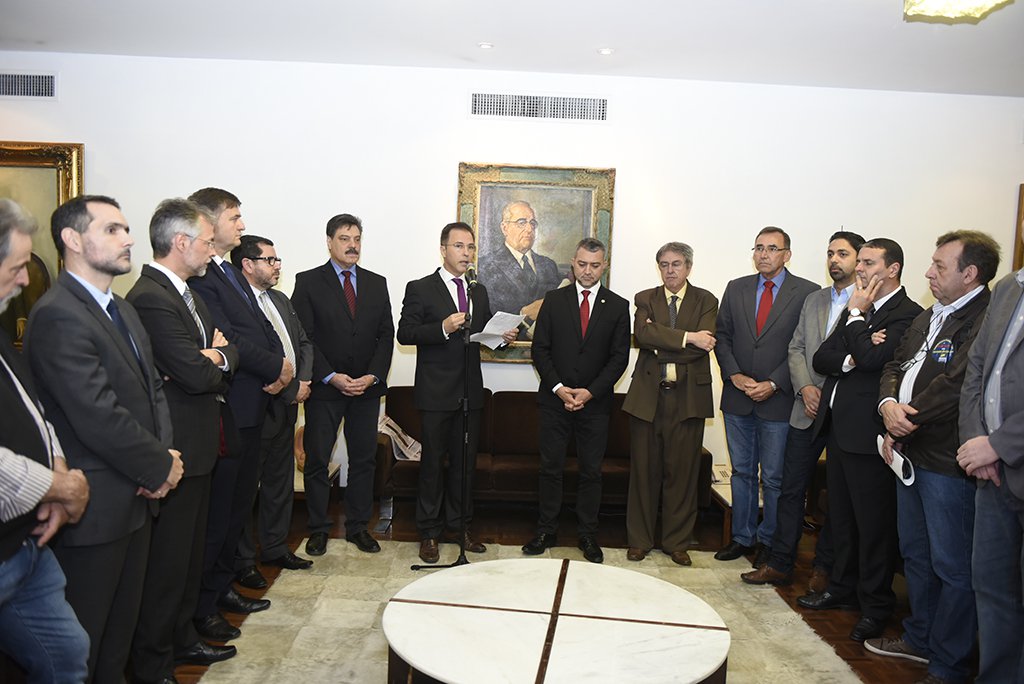 A Assembleia Legislativa instalou a Frente Parlamentar de Acompanhamento da Adesão do Rio Grande do Sul ao Regime de Recuperação Fiscal, que será presidida pelo deputado Luís Augusto Lara (PTB); de acordo com o parlamentar, o objetivo da Frente é analisar as condições em que se dará o acordo com a União para a renegociação da dívida do Rio Grande do Sul; “Precisamos nos apropriar coletivamente das exigências e dos termos em que a questão está sendo tratada para saber como ficará a conta e se é ou não um bom negócio para o Rio Grande. Temos também que fazer um trabalho técnico e contábil e, no final, decidir com a razão”, afirmou