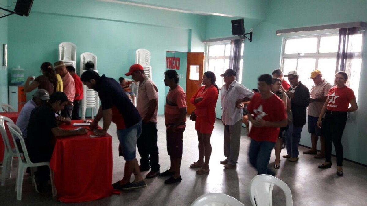A Comissão Executiva Estadual do Partido dos Trabalhadores se reúne, na tarde de hoje, para analisar os recursos apresentados por diversos municípios sobre os resultados do Processo de Eleições Diretas (PED), que renovou as direções municiais do partido, realizado no último dia 9 de abril. A secretaria de Organização do PT recebeu onze recursos, dos quais seis, se referem à Fortaleza. Os outros recursos envolvem os municípios de Aracati, Limoeiro do Norte, Iguatu, Maracanaú e Monsenhor Tabosa