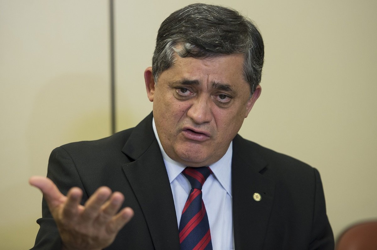 Para o deputado federal José Guimarães (PT-CE), líder da minoria, não há outro caminho que não seja a saída de Michel Temer, após o vazamento, pela Rede Globo, da delação do dono da JBS, Joesley Batista, na qual o presidente confirma a compra do silêncio do ex-deputado Eduardo Cunha, entre outras graves denúncias. "Nós temos que ter uma saída para o País - ou é a renúncia, ou é impeachment, com diretas já". 