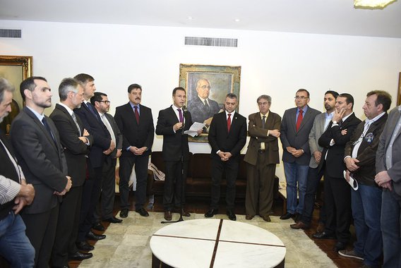 A Assembleia Legislativa instalou a Frente Parlamentar de Acompanhamento da Adesão do Rio Grande do Sul ao Regime de Recuperação Fiscal, que será presidida pelo deputado Luís Augusto Lara (PTB); de acordo com o parlamentar, o objetivo da Frente é analisar as condições em que se dará o acordo com a União para a renegociação da dívida do Rio Grande do Sul; “Precisamos nos apropriar coletivamente das exigências e dos termos em que a questão está sendo tratada para saber como ficará a conta e se é ou não um bom negócio para o Rio Grande. Temos também que fazer um trabalho técnico e contábil e, no final, decidir com a razão”, afirmou