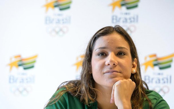 “Pedofilia é o cara meter a mão dentro do meu maiô quando eu tinha 9 anos e me mandar ficar rindo. É ele me levar pra casa dele quando esposa e filhos estavam fora, gozar em cima de mim e eu não entender o que era aquilo. Então calem a porra da boca, parem de ser falsos moralistas de internet e façam algo proveitoso pra combater isso”, escreveu a nadadora