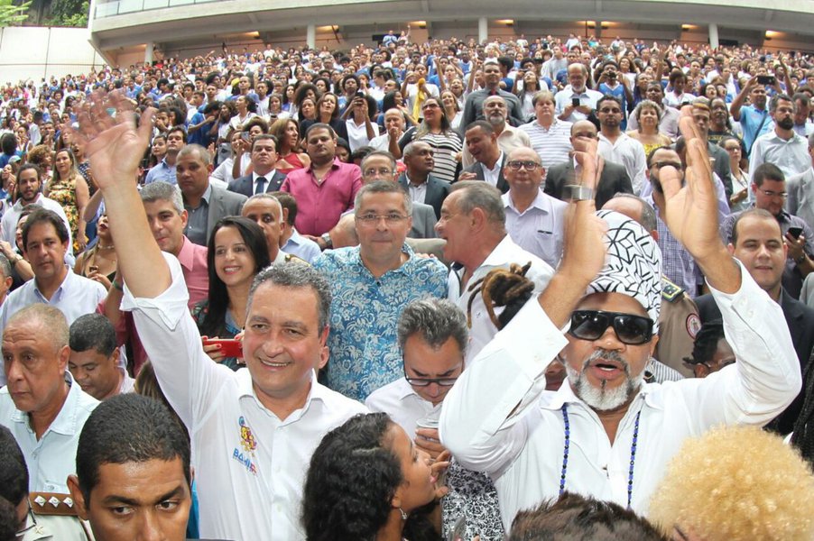 Um dos espaços mais queridos dos baianos e turistas, a Concha Acústica do Teatro Castro Alves comemora no próximo sábado (13) um ano de reabertura; o espaço passou por uma grande reforma, que o colocou de volta no cenário cultural do país, com investimento de R$ 90 milhões do governo do Estado; para Rui Costa, a reabertura da Concha foi um marco importante para o governo; "O Estado tem investido tanto em equipamentos quanto em ações de valorização da arte e cultura baianas. É com muito orgulho que comemoro esse aniversário da Concha, um equipamento emblemático para o povo baiano e, mais especialmente, para Salvador, por onde passaram artistas dos mais variados estilos", disse o governador
