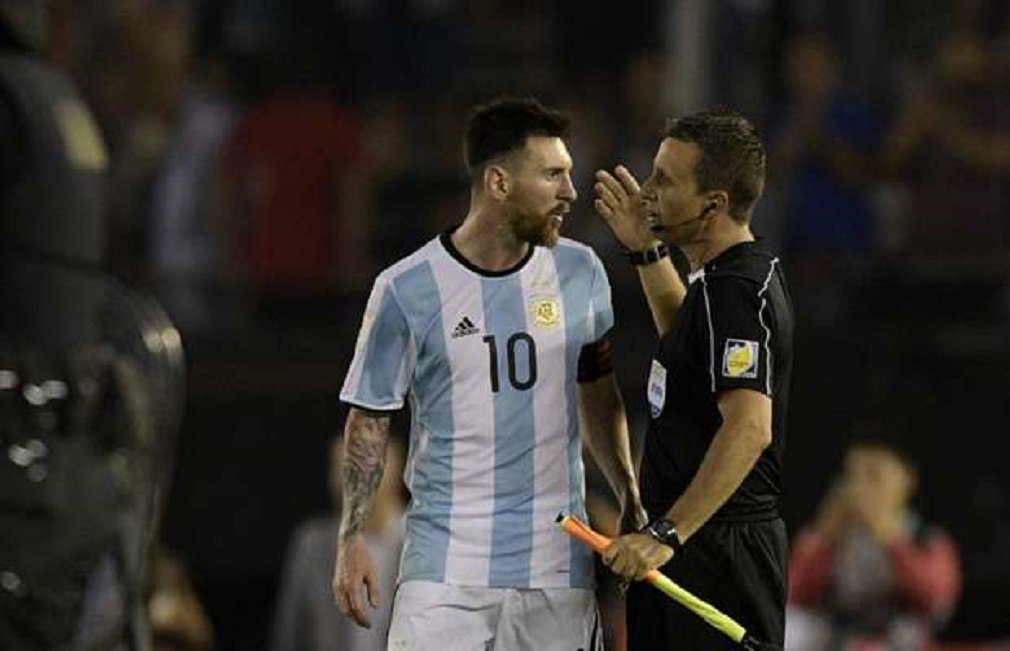 A Fifa suspendeu por quatro partidas o atacante argentino Lionel Messi, nesta terça-feira, por ter insultado um árbitro assistente durante a partida da semana passada em que a Argentina venceu o Chile pelas eliminatórias sul-americanas; punição disciplinar, publicada na página oficial da Fifa na internet, entra em vigor a partir desta terça-feira, o que significa que Messi não poderá entrar em campo na partida desta noite contra a Bolívia; o camisa 10 só voltará a campo pela seleção nas eliminatórias na última rodada, contra o Equador