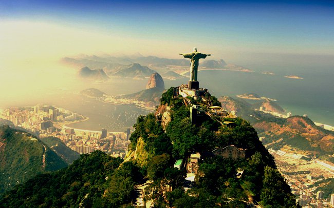 No Rio de Janeiro, o Cristo Redentor à luz do amanhecer