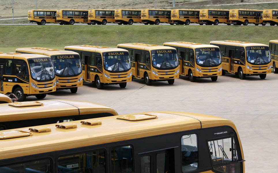 O governador de Minas Gerais, Fernando Pimentel, entregou, nessa segunda-feira (3), no Palácio Tiradentes, em Belo Horizonte, 129 veículos para o transporte de alunos da rede pública de ensino de 113 municípios mineiros de 15 Territórios de Desenvolvimento. Segundo o governo, este é o quarto lote de um total de 678 veículos a serem entregues para as prefeituras mineiras, sendo 628 adquiridos com recursos de emendas parlamentares federais e outros 50 com recursos próprios do Estado. Estão sendo investidos, no total, cerca de R$ 162 milhões, que beneficiarão cerca de 280 mil crianças e adolescentes.