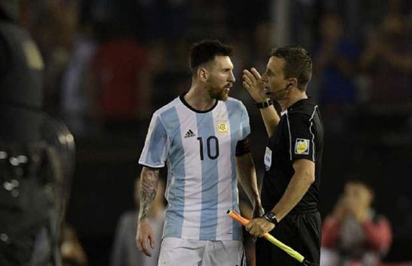 A Fifa suspendeu por quatro partidas o atacante argentino Lionel Messi, nesta terça-feira, por ter insultado um árbitro assistente durante a partida da semana passada em que a Argentina venceu o Chile pelas eliminatórias sul-americanas; punição disciplinar, publicada na página oficial da Fifa na internet, entra em vigor a partir desta terça-feira, o que significa que Messi não poderá entrar em campo na partida desta noite contra a Bolívia; o camisa 10 só voltará a campo pela seleção nas eliminatórias na última rodada, contra o Equador