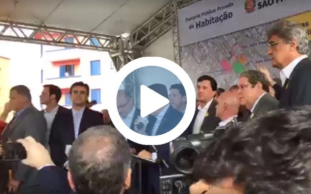 Anúncio de construção de novas moradias populares na região da cracolândia, em São paulo, por parte do governador Geraldo Alckmin (PSDB) e do prefeito João Doria (PSDB), nesta quarta-feira (24), foi cancelado após os gestores serem chamados de "fascistas" e higienistas" por manifestantes; protesto aconteceu menos de 24 horas após uma ação de demolição realizada na área da cracolândia pela prefeitura resultar em um desabamento que deixou três pessoas feridas